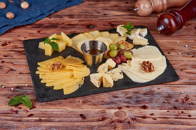 Foto formaggio con miele e noci, in legno