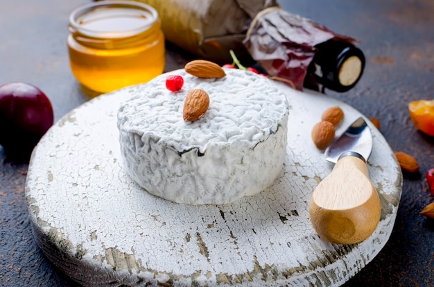 Photo cheese with mold with berries