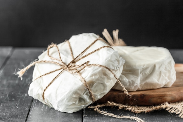 Formaggio sul tavolo di legno