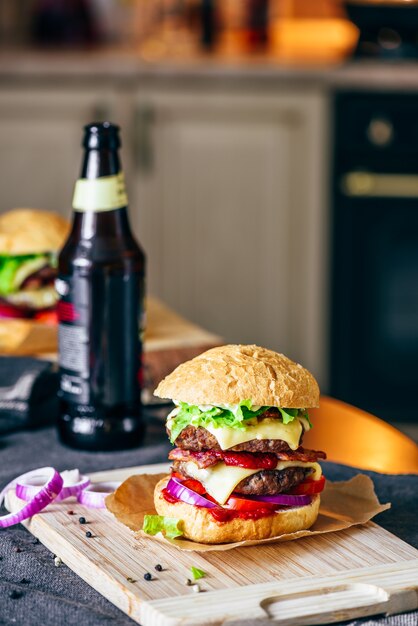 チーズバーガーとビールのボトル