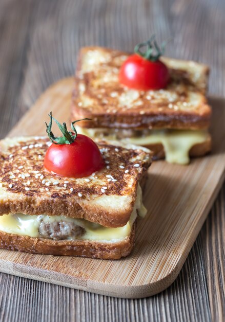 Cheeseburger french toasts