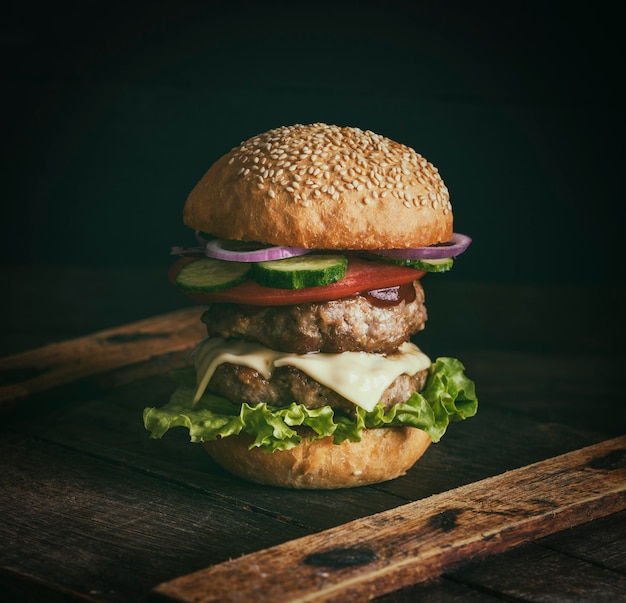 Cheeseburger in een broodje met sesamzaad