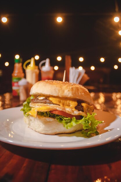 Cheeseburger met groenten op een tafel in een openluchtrestaurant