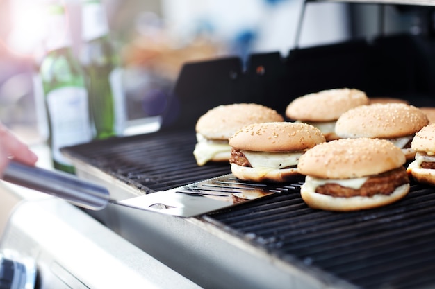 夏のグリルでチーズバーガー