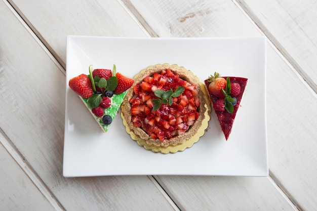 Cheesecake aardbei traditioneel dessert rode gelei suiker verlangen