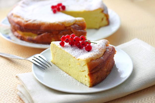 赤スグリで飾られたチーズケーキ