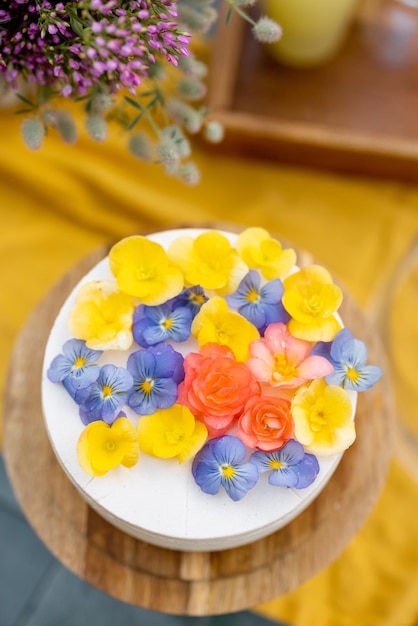 Cheesecake gedecoreerd met eetbare bloemen