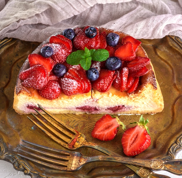 Cheesecake gemaakt van kwark en verse aardbeien op een bord