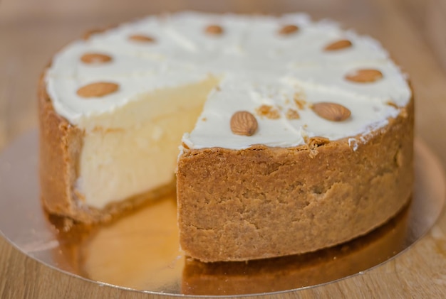 Cheesecake in cafe showcase Romige cake met amandel Zoet eten Heerlijk dessert Gastronomisch eten