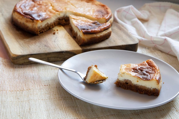 Cheesecake is een zoet dessert dat uit één of meerdere lagen bestaat.