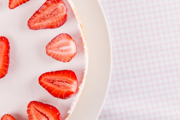 Cheesecake met aardbeien en munt op een tafel met een licht tafelkleed Zoet zelfgemaakt ontbijt Kopieer ruimte