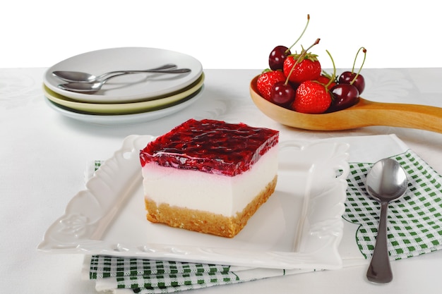 Cheesecake met bessen, verse aardbeien en kersen cheesecake op tafel.