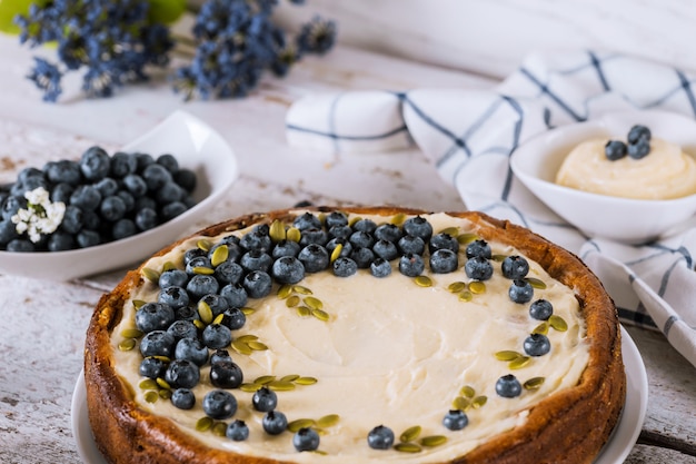 Cheesecake met bosbessen, pompoenpitten en room