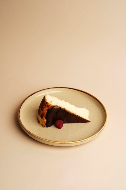 Foto cheesecake met frambozensiroop close-up