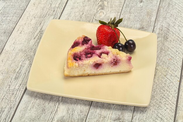 Cheesecake met kers geserveerd aardbei