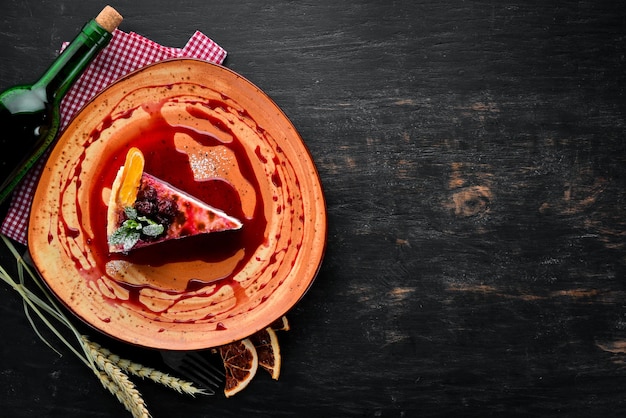 Cheesecake met kersenjam en kersen op een bord dessert op een houten achtergrond gratis kopieerruimte bovenaanzicht