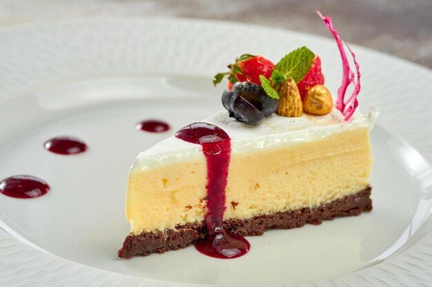 Cheesecake met saus in een wit bord op een wit bord