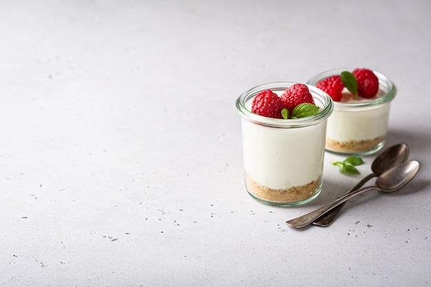 Foto cheesecake met vers fruit in een glas