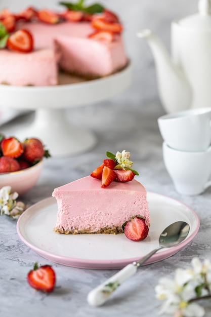 Cheesecake met verse aardbeien op een witte tafel. selectieve aandacht