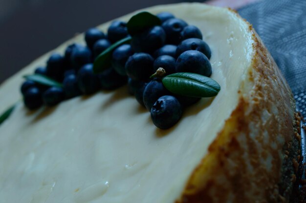 Cheesecake met verse bessen en muntblaadjes.