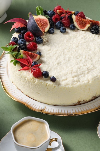 Cheesecake met vijgen, bessen en koffie