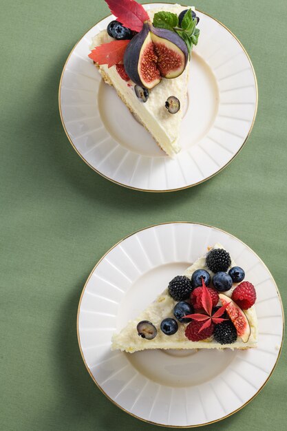 Cheesecake met vijgen, bessen en koffie