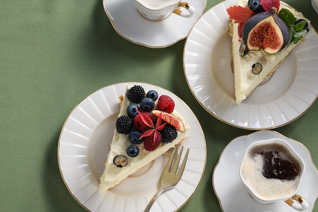 Cheesecake met vijgen, bessen en koffie