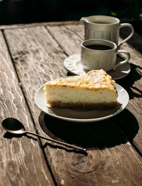 cheesecake new york op een houten achtergrond