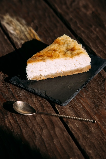 cheesecake new york op een houten achtergrond