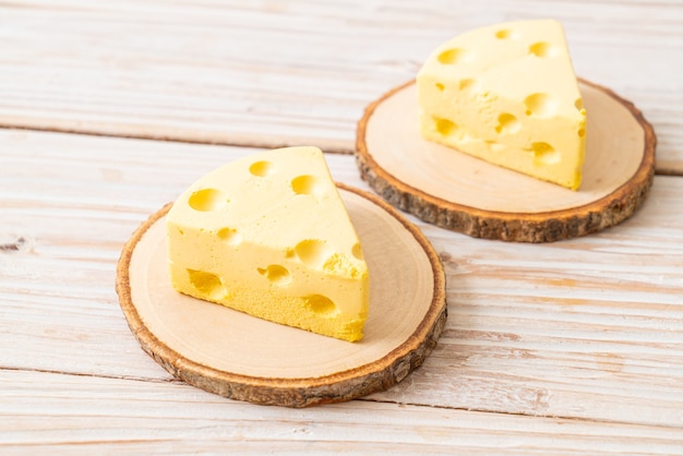 Кусочки чизкейка в форме сыра