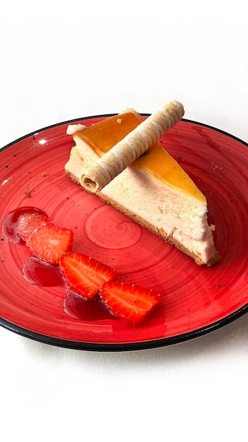 Foto cheesecake schotel met aardbeien op witte achtergrond