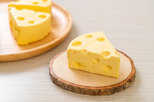 Cheesecake-stukjes met de vorm van kaas