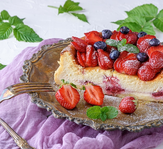 Cheesecake van kwark en verse aardbeien op een plaat