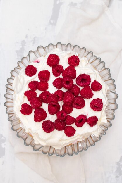 Foto cheesecake con frutti di bosco sulla superficie bianca