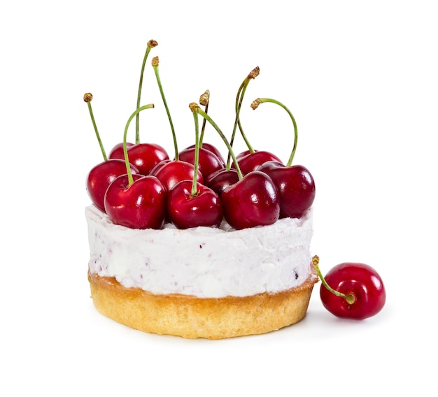 Foto cheesecake con ciliegie dolci fresche isolate su sfondo bianco