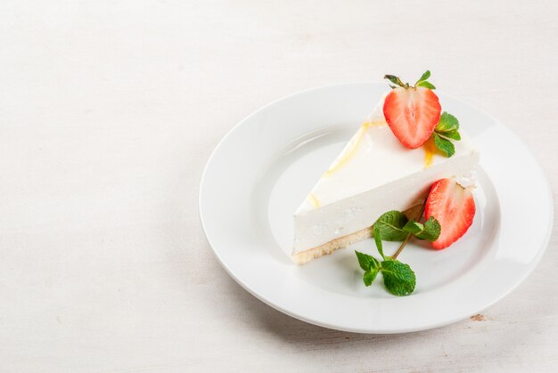 Cheesecake with mint and strawberries