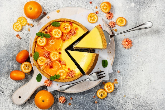 Foto cheesecake con fette di arancia e kumquat