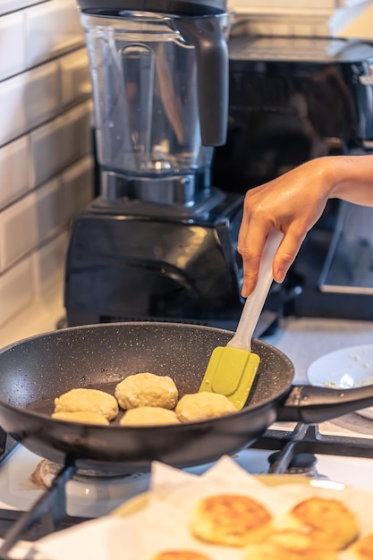 Photo cheesecakes are flying on a pan closeup cheese pancakes