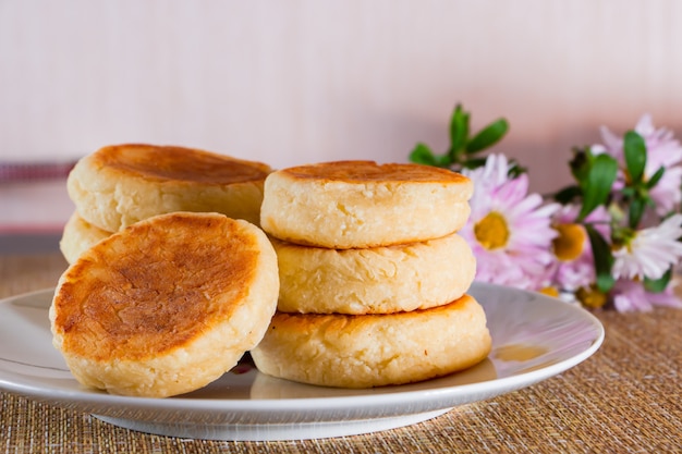 Cheesecakes on a plate on a brown background