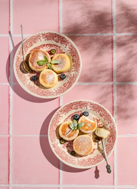 Cheesecake con zucchero a velo su fondo rosa