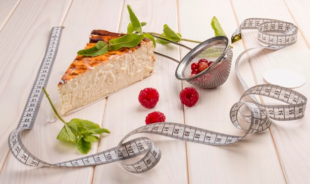 Foto torte di formaggio con lamponi su uno sfondo di legno bianco alimenti dietetici