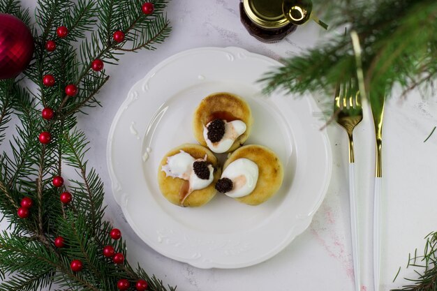 Foto cheesecakes con crema acida e marmellata di coni di abete colazione di natale