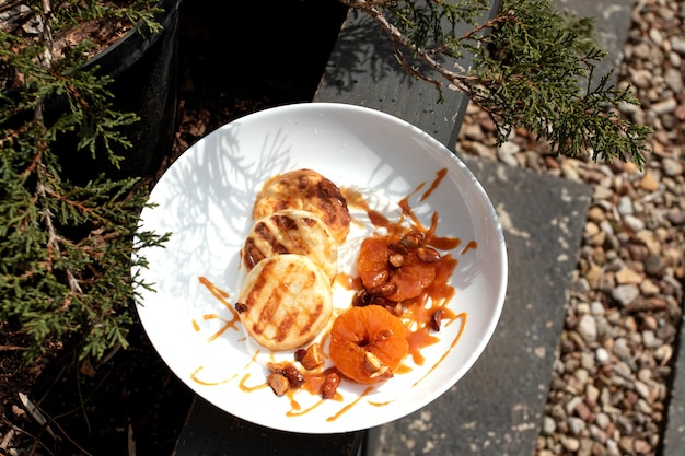 Cheesecakes with tangerines and caramel.