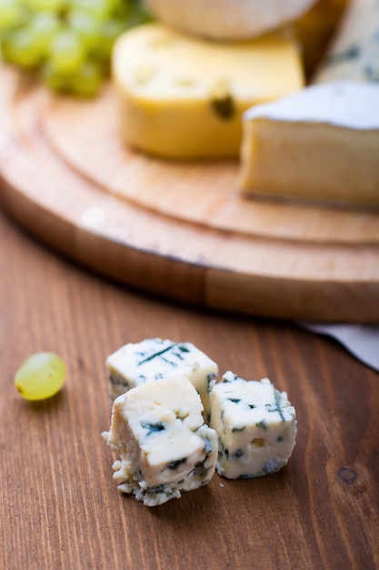 Cheeses with white grapes