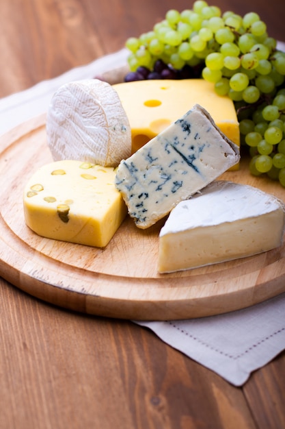 Cheeses with white grapes