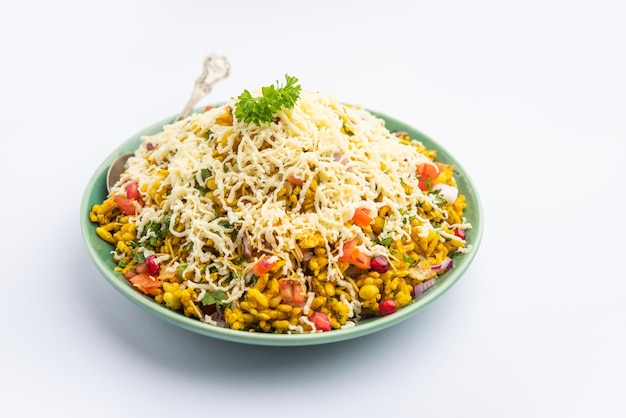 Cheesy Bhel 또는 치즈 bhelpuri는 인기 있는 인도 길거리 간식입니다.