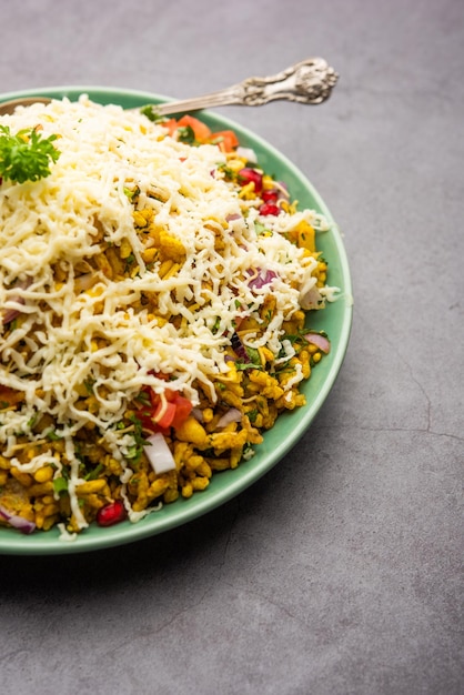 Cheesy Bhel 또는 치즈 bhelpuri는 인기 있는 인도 길거리 간식입니다.