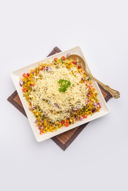 Cheesy Bhel of Cheese bhelpuri is een populaire Indiase snack langs de weg