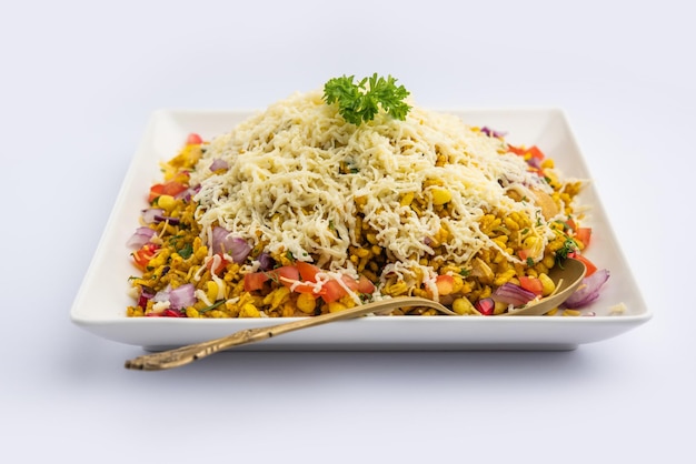 Cheesy Bhel of Cheese bhelpuri is een populaire Indiase snack langs de weg