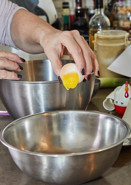 Foto lo chef batte il tuorlo e il bianco per fare la torta